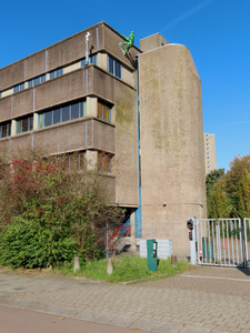 912250 Gezicht op de zijgevel van de voormalige Psychiatrische Observatiekliniek van het Gevangeniswezen Pieter ...